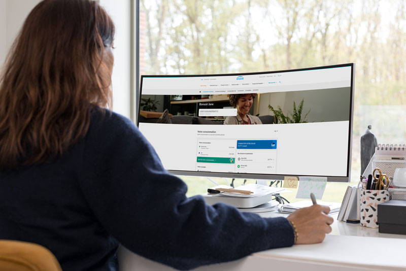 Un client ENGIE saisit son relevé de compteur pour suivre sa consommation. L&#039;écran est lisible et clair.